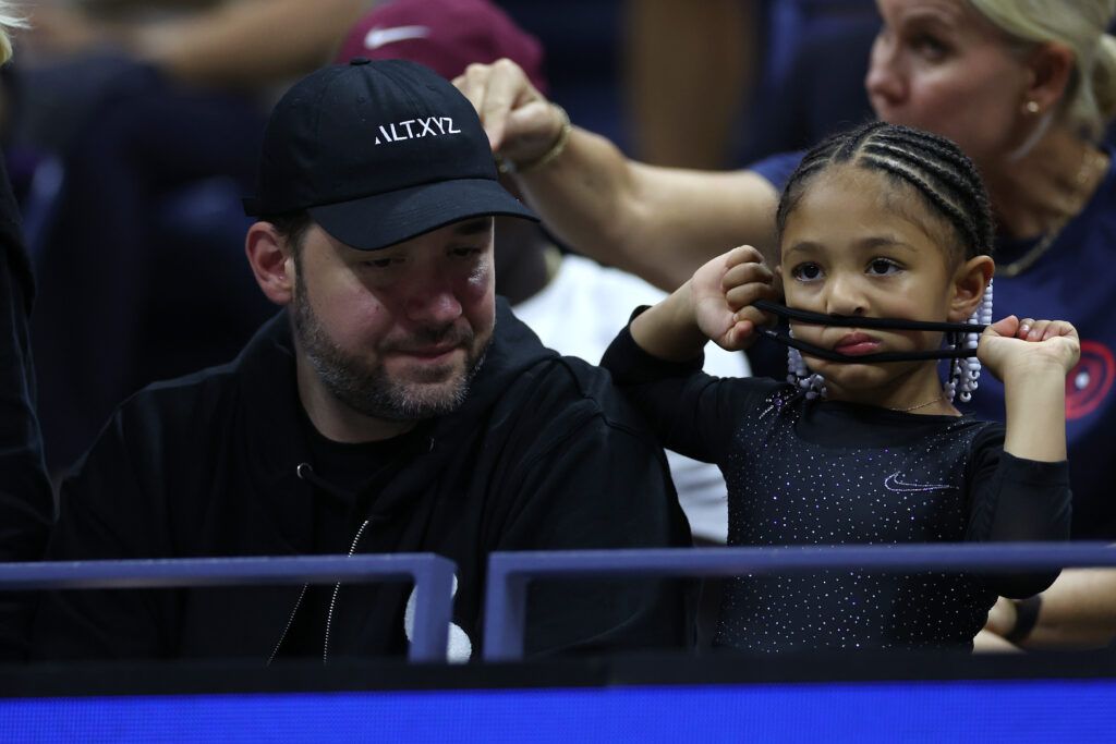 Olympia cheers on Serena Williams
