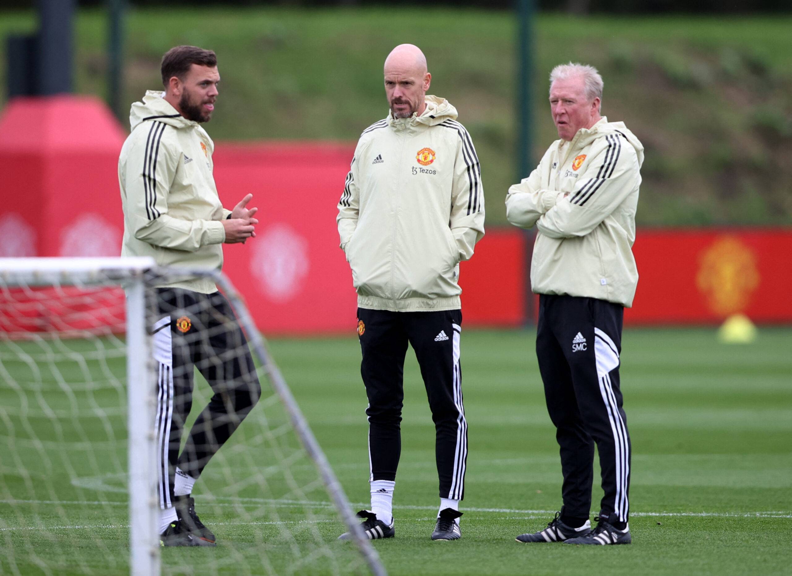 Manchester United manager Erik ten Hag and assistant coach Steve McClaren during training