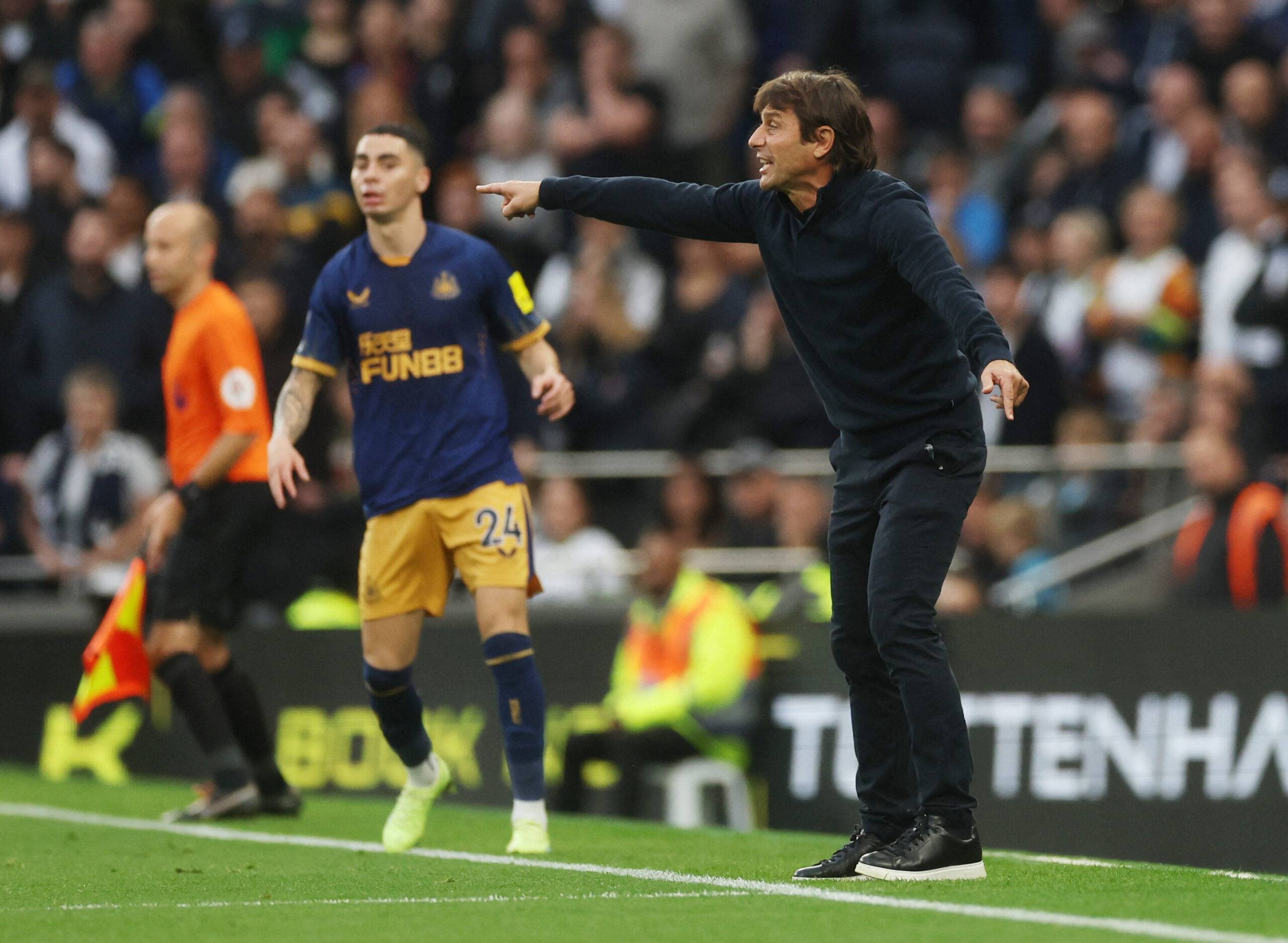 Tottenham Hotspur manager Antonio Conte pointing during Newcastle game