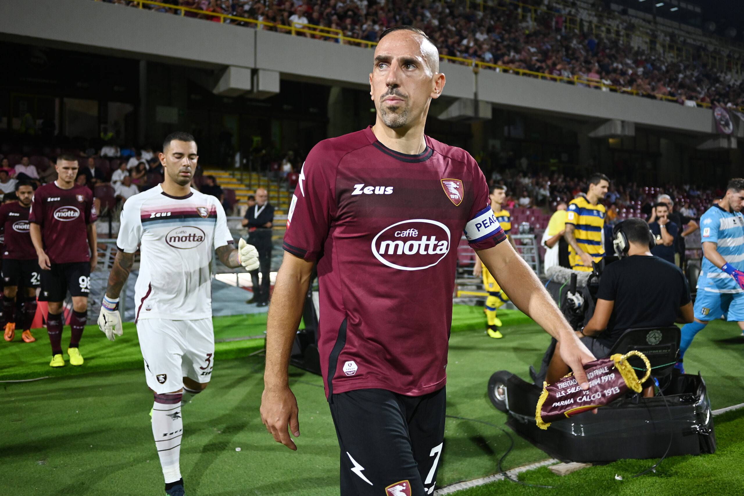 Franck Ribery walks out to play for Salernitana