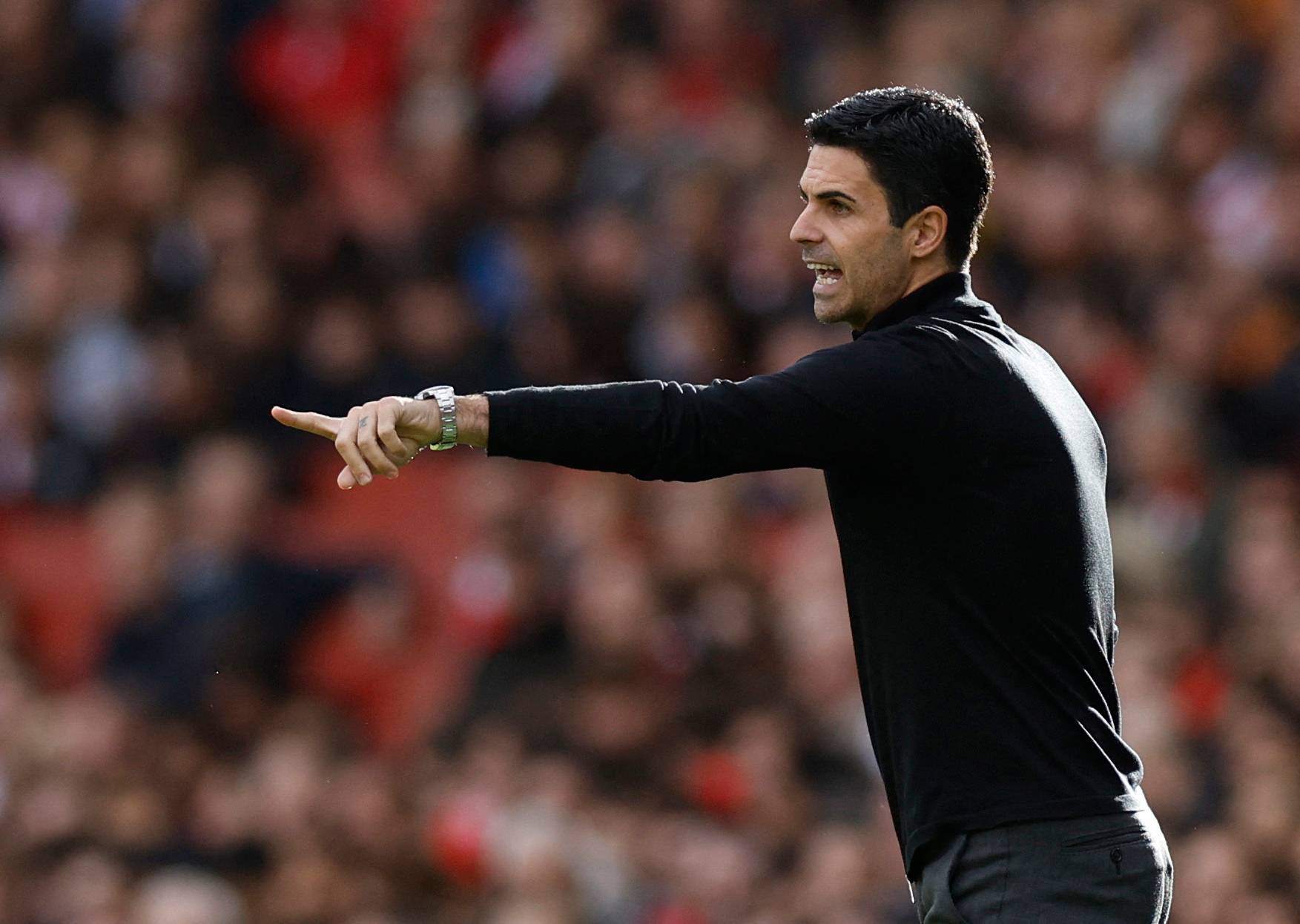 Arsenal manager Mikel Arteta instructing his team against Nottingham Forest