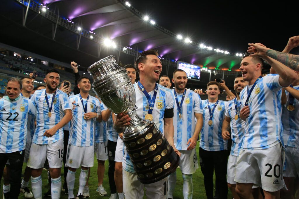 Lionel Messi de Argentina sonríe con el trofeo mientras celebra con sus compañeros después de ganar la final de la Copa América Brasil 2021 entre Brasil y Argentina en el Maracaná el 10 de julio de 2021 en Río de Janeiro, Brasil.