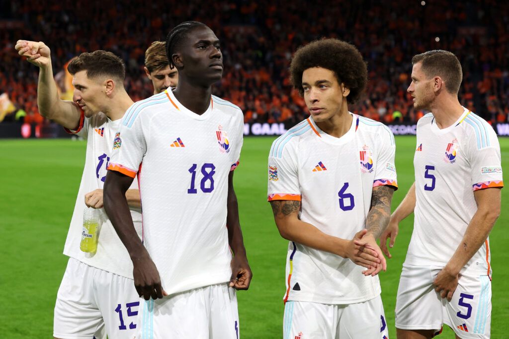 Thomas Meunier, Amadou Onana, Axel Witsel et Jan Vertonghen, de Belgique, prennent la parole avant le match du groupe 4 de la Ligue des Nations de l'UEFA entre les Pays-Bas et la Belgique à la Johan Cruijff ArenA le 25 septembre 2022 à Amsterdam, aux Pays-Bas.