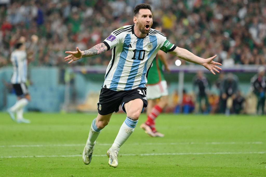 Lionel Messi celebrates his stunner in Argentina vs Mexico