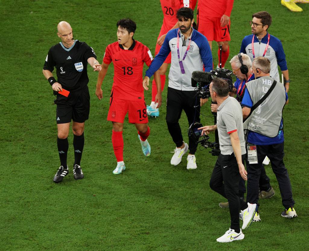 South Korea players and manager fume at Anthony Taylor after their World Cup match vs Ghana