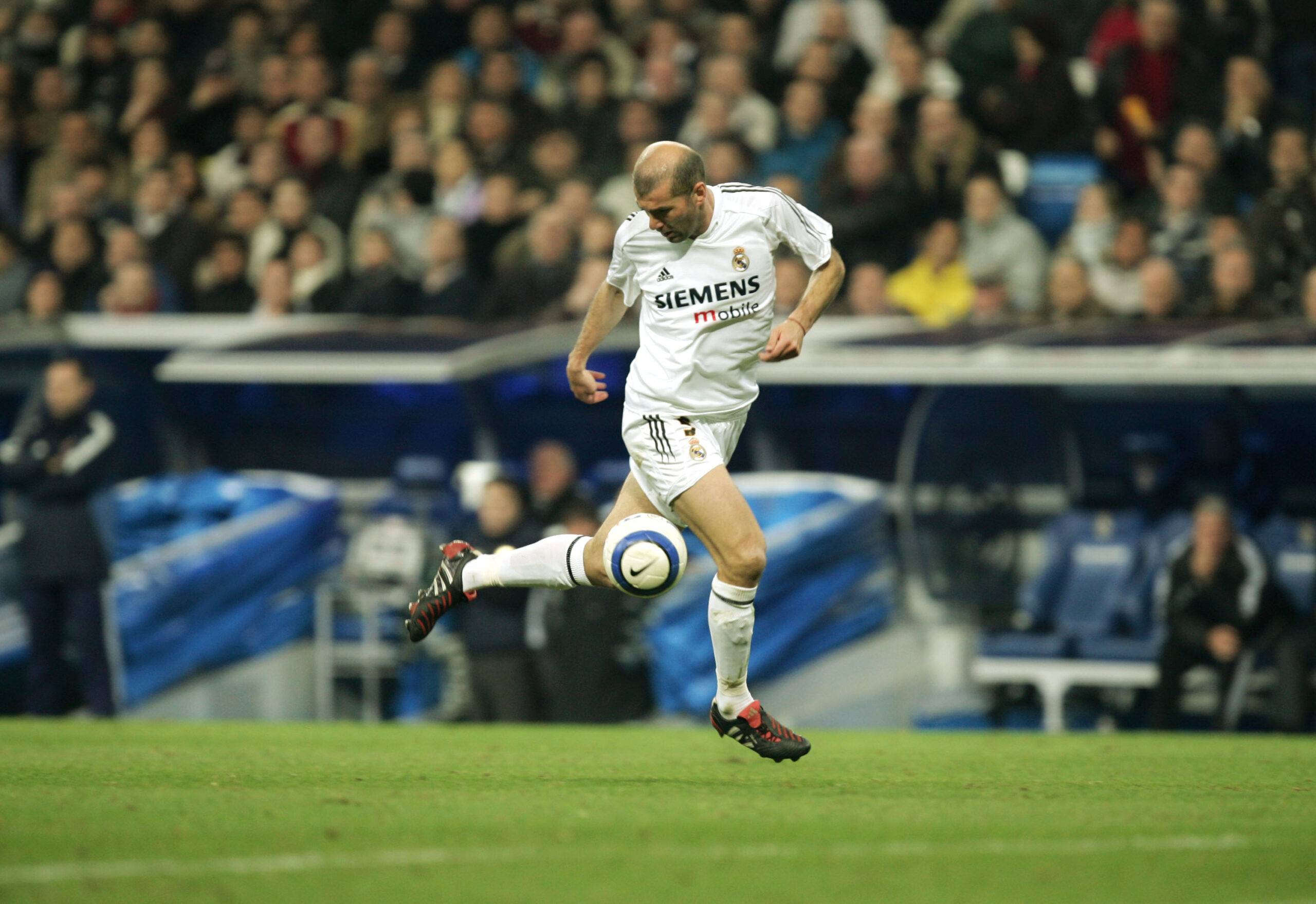 Zidane controls the ball for Real Madrid.