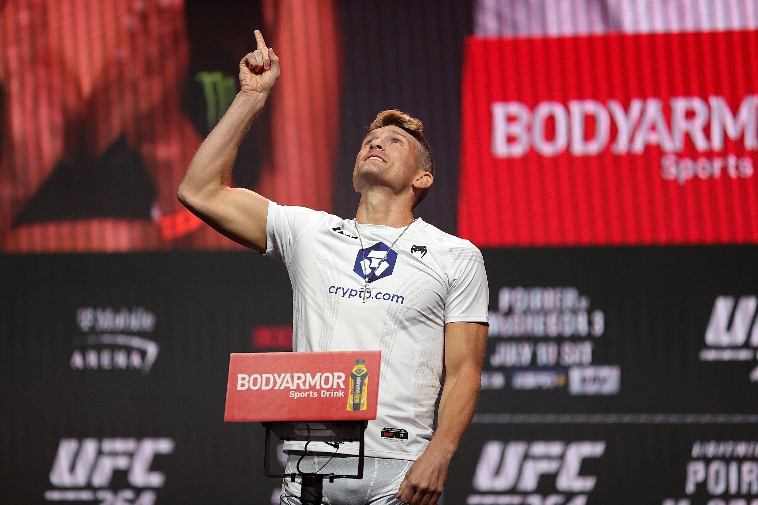 Stephen Thompson weighing in at a UFC event