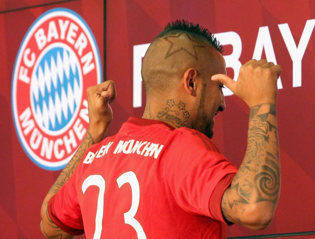 Arturo Vidal poses with a Bayern Munich shirt